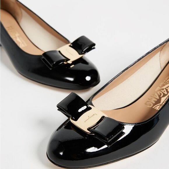Salvatore FERRAGAMO VARA Low pumps in black patent leather - Picture 4 of 17